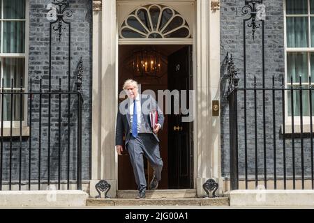 Downing Street, London, Großbritannien. 6.. Juli 2022. Der britische Premierminister Boris Johnson verlässt die Downing Street Nummer 10, um an der wöchentlichen Fragestunde des Premierministers (PMQ) im Unterhaus teilzunehmen, nachdem Sajid Javid und Rishi Sunak gestern und heute mehrere andere zurückgetreten sind. Amanda Rose/Alamy Live News Stockfoto