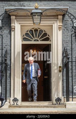 Downing Street, London, Großbritannien. 6.. Juli 2022. Der britische Premierminister Boris Johnson verlässt die Downing Street Nummer 10, um an der wöchentlichen Fragestunde des Premierministers (PMQ) im Unterhaus teilzunehmen, nachdem Sajid Javid und Rishi Sunak gestern und heute mehrere andere zurückgetreten sind. Amanda Rose/Alamy Live News Stockfoto