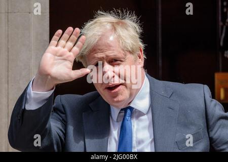 Downing Street, London, Großbritannien. 6.. Juli 2022. Der britische Premierminister Boris Johnson verlässt die Downing Street Nummer 10, um an der wöchentlichen Fragestunde des Premierministers (PMQ) im Unterhaus teilzunehmen, nachdem Sajid Javid und Rishi Sunak gestern und heute mehrere andere zurückgetreten sind. Amanda Rose/Alamy Live News Stockfoto