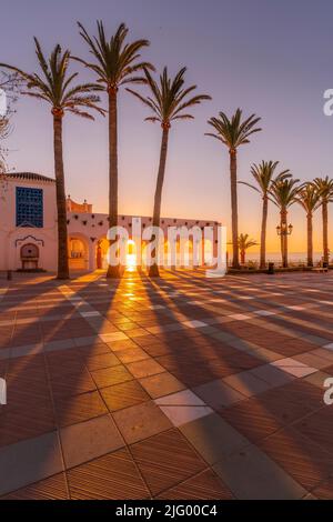 Blick auf den Plaza Balcon De Europa bei Sonnenaufgang in Nerja, Costa del Sol, Provinz Malaga, Andalusien, Spanien, Mittelmeer, Europa Stockfoto