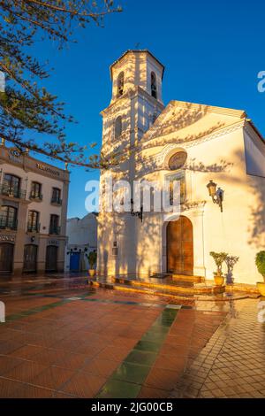 Blick auf die Kirche Iglesia de El Salvador bei Sonnenaufgang in Nerja, Costa del Sol, Provinz Malaga, Andalusien, Spanien, Mittelmeer, Europa Stockfoto