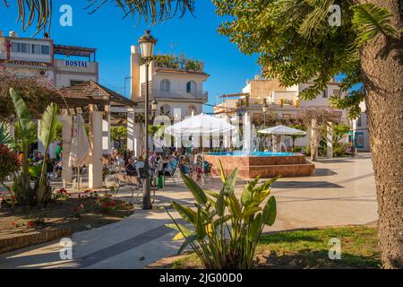 Café und Brunnen auf der Plaza Cantarero, Nerja, Provinz Malaga, Andalusien, Spanien, Mittelmeer, Europa Stockfoto