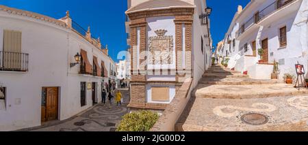 Blick auf weiß getünchte Häuser und Einkaufsbummel in einer engen Straße, Frigiliana, Provinz Malaga, Andalusien, Spanien, Mittelmeer, Europa Stockfoto