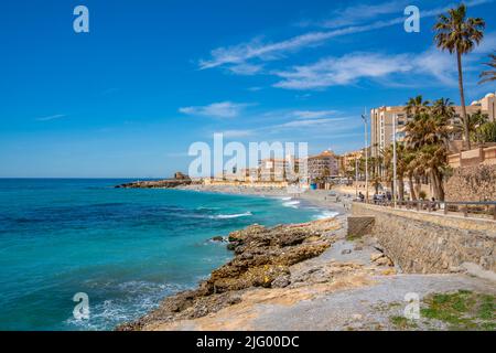 Blick auf den Strand, die Hotels und die Küste von Nerja, Nerja, Provinz Malaga, Andalusien, Spanien, Mittelmeer, Europa Stockfoto