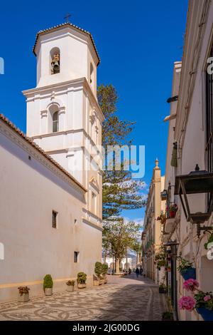 Blick auf die Kirche Iglesia de El Salvador in der Altstadt von Nerja, Nerja, Costa del Sol, Provinz Malaga, Andalusien, Spanien, Mittelmeer, Europa Stockfoto