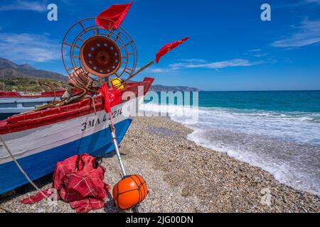 Blick auf das Boot am Strand Playa de Burriana in Nerja, Costa del Sol, Provinz Malaga, Andalusien, Spanien, Mittelmeer, Europa Stockfoto