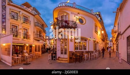 Blick auf Café und Restaurant in der Altstadt von Nerja in der Abenddämmerung, Nerja, Costa del Sol, Provinz Malaga, Andalusien, Spanien, Mittelmeer, Europa Stockfoto