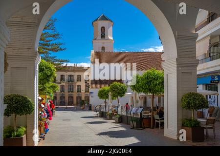 Blick auf die Kirche Iglesia de El Salvador in der Altstadt von Nerja, Nerja, Costa del Sol, Provinz Malaga, Andalusien, Spanien, Mittelmeer, Europa Stockfoto