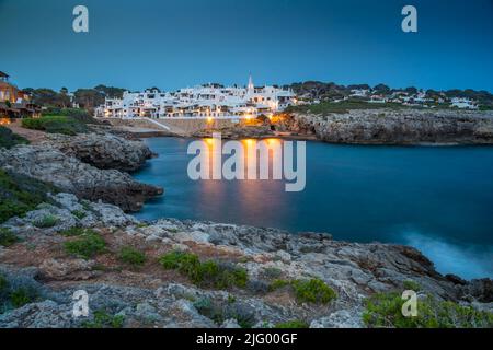 Blick auf Binibeca Vell in der Abenddämmerung, Binibeca Vell, Menorca, Balearen, Spanien, Mittelmeer, Europa Stockfoto