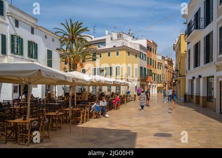 Blick auf Restaurant und Café in kleinen Platz im historischen Zentrum, Ciutadella, Menorca, Balearen, Spanien, Mittelmeer, Europa Stockfoto