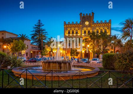 Blick auf Brunnen und Rathaus in Placa des Born in der Abenddämmerung, Ciutadella, Menorca, Balearen, Spanien, Mittelmeer, Europa Stockfoto