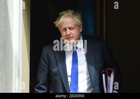 London, Großbritannien. 06.. Juli 2022. London, Großbritannien 6.. Juli 2022Prime Minister Boris Johnson verlässt die Downing Street Nr. 10, um in Westminster auf seine wöchentliche Frage des Premierministers zu gehen, da der Druck auf ihn wächst, nach dem Rücktritt von Kanzler Rishi Sunak und Gesundheitsminister Sajid Javid aus seinem Kabinett aus seinem Amt zurückzutreten. Quelle: MARTIN DALTON/Alamy Live News Stockfoto