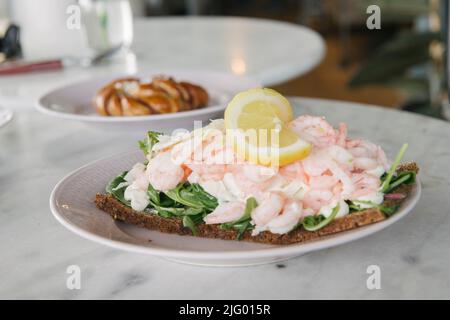 Toast Skagen (Garnelen auf Toast), Gamla Stan, Stockholm, Sodermanland und Uppland, Schweden, Skandinavien, Europa Stockfoto