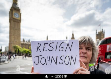 London, Großbritannien. 6. Juli 2022. Ein Protestler vor dem Parlament vor dem Premierminister Boris Johnson verließ die Downing Street 10 für Fragen des Premierministers (PMQs) im Unterhaus, einen Tag nachdem Rishi Sunak und Sajid Javid als Schatzkanzler bzw. Gesundheitsminister zurückgetreten waren. Kredit: Stephen Chung / Alamy Live Nachrichten Stockfoto