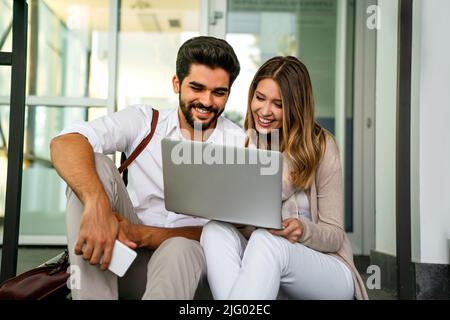 Junge Menschen arbeiten, studieren mit digitalen Geräten zusammen. Business Education Technology Konzept Stockfoto