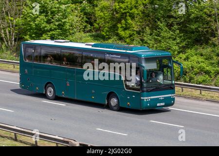 Vanhool Alizee Green Coach fährt auf der Autobahn M6, Manchester, Großbritannien Stockfoto