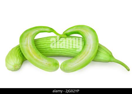 In Scheiben geschnittene und halbierte armenische Gurken- oder Schlangenmelone mit Fruchtfleisch, isoliert mit einem Schnittpfad auf weißem Hintergrund. Gruppe von frischen und leckeren cr Stockfoto