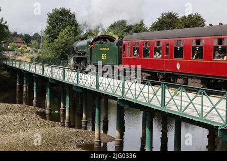 Dampfzug (SR S15-Lokomotive), der rote Personenwagen über den Fluss Esk, North Yorkshire, Großbritannien, zieht Stockfoto