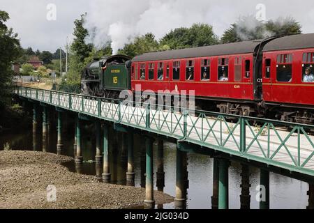 Dampfzug (SR S15-Lokomotive), der rote Personenwagen über den Fluss Esk, North Yorkshire, Großbritannien, zieht Stockfoto