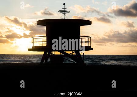 Silhouette eines Rettungsschwimmerstands am South Beach von Miami Stockfoto