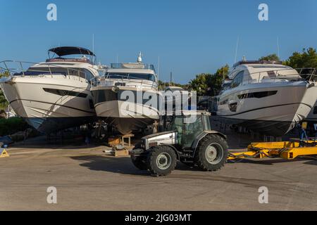 Cala d'Or, Spanien; 25 2022. juni: Blick auf den Yachthafen von Cala d'Or bei Sonnenuntergang an einem sonnigen Sommertag. Insel Mallorca, Spanien Stockfoto