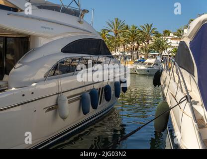 Cala d'Or, Spanien; 25 2022. juni: Blick auf den Yachthafen von Cala d'Or bei Sonnenuntergang an einem sonnigen Sommertag. Insel Mallorca, Spanien Stockfoto