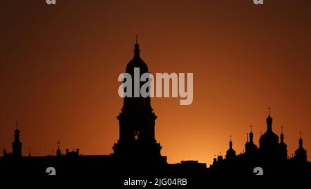 Kiew, Ukraine 21. Mai 2021: Heilige Dormition Kiev-Pechersk Lavra bei Sonnenuntergang - der wichtigste orthodoxe Ort und eines der ersten Klöster in Kiewer Rus Stockfoto