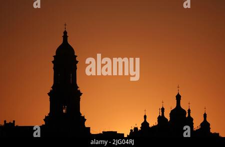 Kiew, Ukraine 21. Mai 2021: Heilige Dormition Kiev-Pechersk Lavra bei Sonnenuntergang - der wichtigste orthodoxe Ort und eines der ersten Klöster in Kiewer Rus Stockfoto