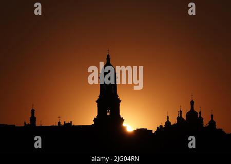 Kiew, Ukraine 21. Mai 2021: Heilige Dormition Kiev-Pechersk Lavra bei Sonnenuntergang - der wichtigste orthodoxe Ort und eines der ersten Klöster in Kiewer Rus Stockfoto