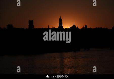 Kiew, Ukraine 21. Mai 2021: Heilige Dormition Kiev-Pechersk Lavra bei Sonnenuntergang - der wichtigste orthodoxe Ort und eines der ersten Klöster in Kiewer Rus Stockfoto