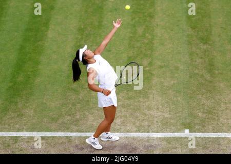 Mingge Xu bedient sich gegen Isabelle Kruger in der dritten Runde des Einzel-Spiels des Mädchens auf Platz 18 am zehnten Tag der Wimbledon Championships 2022 beim All England Lawn Tennis and Croquet Club in Wimbledon. Bilddatum: Mittwoch, 6. Juli 2022. Stockfoto