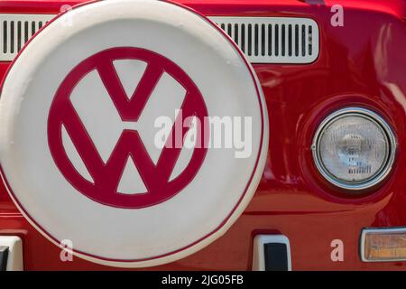 Andover, MA, USA, 26. Juni 2022: Nahaufnahme des vorderen Endes eines alten, leuchtend roten Volkswagen-Transporters oder -Busses. Stockfoto