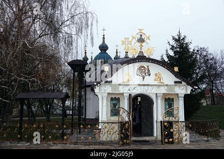 Kiew, Ukraine 16. Juni 2021: Das Zehnten-Kloster der Geburt der seligen Jungfrau Maria ist ein männliches Kloster der Ukrainischen Orthodoxen Kirche in K Stockfoto