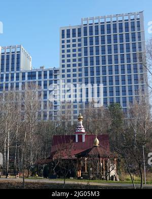 Kiew, Ukraine 13. November 2021: Neue Hochhäuser in der Nähe der Kirche in der Stadt Kiew Stockfoto