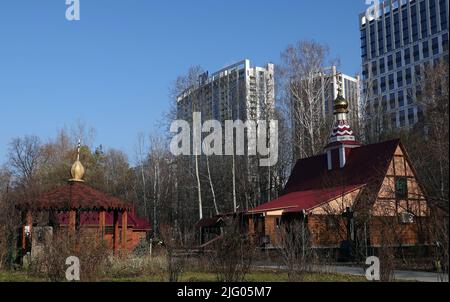 Kiew, Ukraine 13. November 2021: Neue Hochhäuser in der Nähe der Kirche in der Stadt Kiew Stockfoto