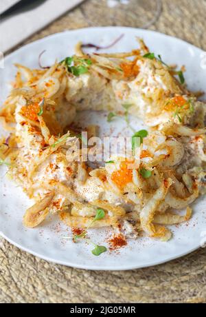 Knuspriger Kartoffelsalat mit Kristallgarnelen, Makrele, ausgehärtetem Thunfisch-mojama und Forellenrogen. Stockfoto