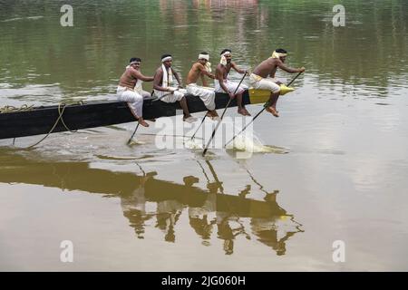 Aranmula ,7 September,2017: Reflexion der Teilnehmer üben Rudern auf Snake Boot für das jährliche Rennen in Holy River Pampa Aranmula, Kerala, Stockfoto