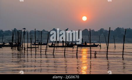 Prayagraj ,13, Januar, 2017:Panoramablick auf die aufgehende Sonne und Boote, die sich in den Gewässern des Flusses Ganga in Sangam, Prayagraj, Uttar Pradesh, Indien, spiegeln Stockfoto