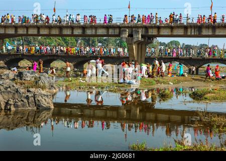 Mandla, 10, Februar, 2011; Reflexion der Leute, die auf den Brücken aufwachen, um an dem Mini Kumbh Festival im Fluss Narmada in Mandla, Madhya Pradesh, Indien, teilzunehmen Stockfoto