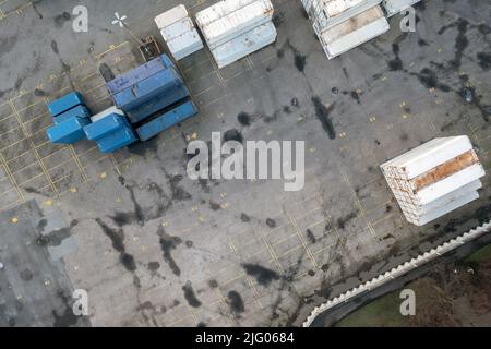 Draufsicht auf den ziemlich leeren Containerhof im Hafen Stockfoto