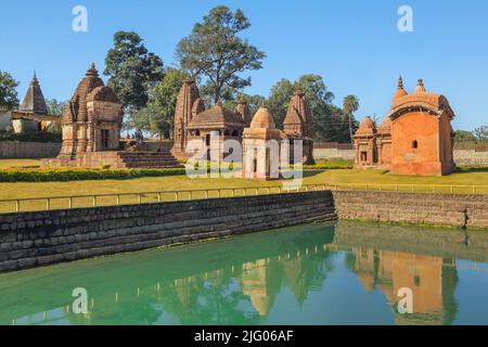 Amarkantak 10,Januar, 2013;Panoramablick auf die alten Kalchuri-Tempel mit Spiegelung im Narmada-Wasserbecken, Amarkantak, Madhya Pradesh, Indien Stockfoto