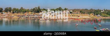 Jabalpur, 26, Januar, 2010; Panoramablick mit Spiegelung von Gwari Ghat am Ufer des Flusses Narmada, am Jayanti-Tag, Jabalpur, Madhya Pradesh, Indien Stockfoto