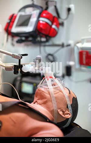 Künstliche Beatmung am Patientensimulator Stockfoto