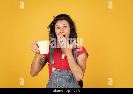 Lust auf Schlaf. Morgenkaffee trinken. Mit der Energie des Kaffees aufladen. Energetisches Getränk trinken. Frau mit Milchbecher. Becher Kakao. Frisch gebrüht Stockfoto