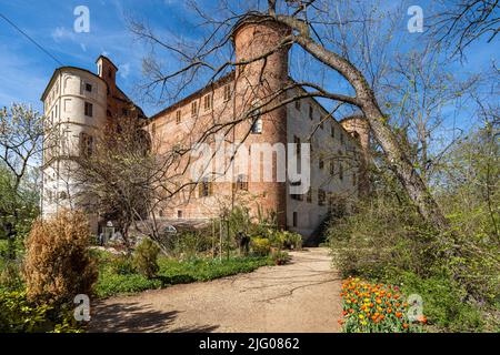 Blick auf das Schloss Pralormo, berühmt für seinen Garten voller Tulpen im Frühling, Piemont, Italien Stockfoto