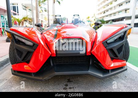 Miami Beach, Florida USA - 15. April 2021: Rote polaris Slingshot sl, Vorderansicht niedrig angesetzt. Stockfoto