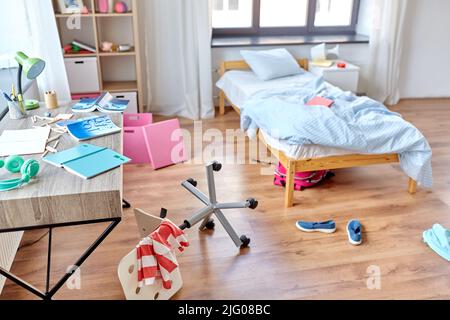 Chaotisch Haus oder Kinderzimmer mit verstreuten Sachen Stockfoto