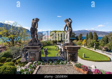 Statuen und Skulpturen, die den italienischen Garten des Palazzo Borromeo auf der Isola Bella, Stresa, Italien schmücken Stockfoto