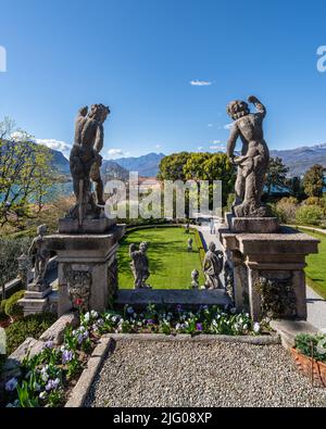 Statuen und Skulpturen, die den italienischen Garten des Palazzo Borromeo auf der Isola Bella, Stresa, Italien schmücken Stockfoto