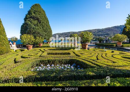 Eine Panoramaterrasse der Gärten der Isola Bella im italienischen Stil mit Blick auf den Lago Maggiore, Stresa, Piemont, Italien Stockfoto